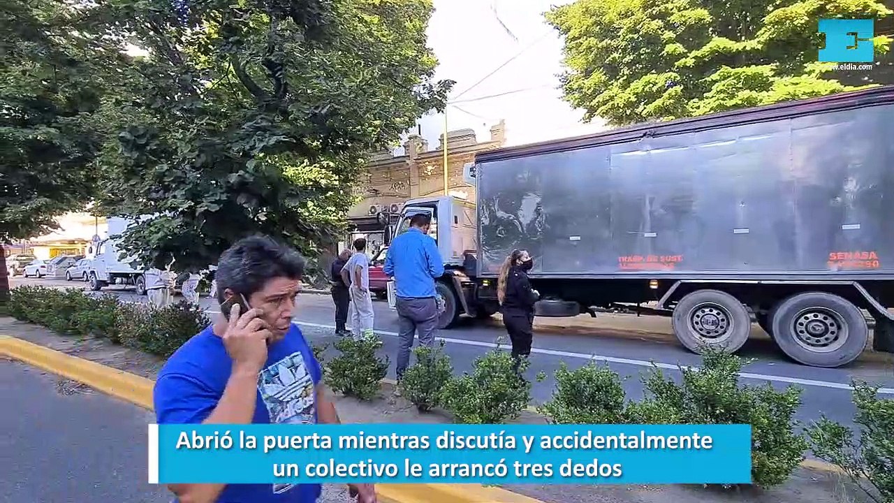 Abrió la puerta mientras discutía y accidentalmente un colectivo le arrancó tres dedos