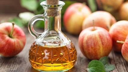 Vinaigre de cidre cheveux : tous les bienfaits pour la pousse et les types de cheveux