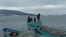 Mada Adası sakinleri buz tutan gölü geçerek ihtiyaçlarını karşılıyor
