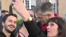 Jean Lassalle fait des compliments assez douteux sur le décolleté d'une militante