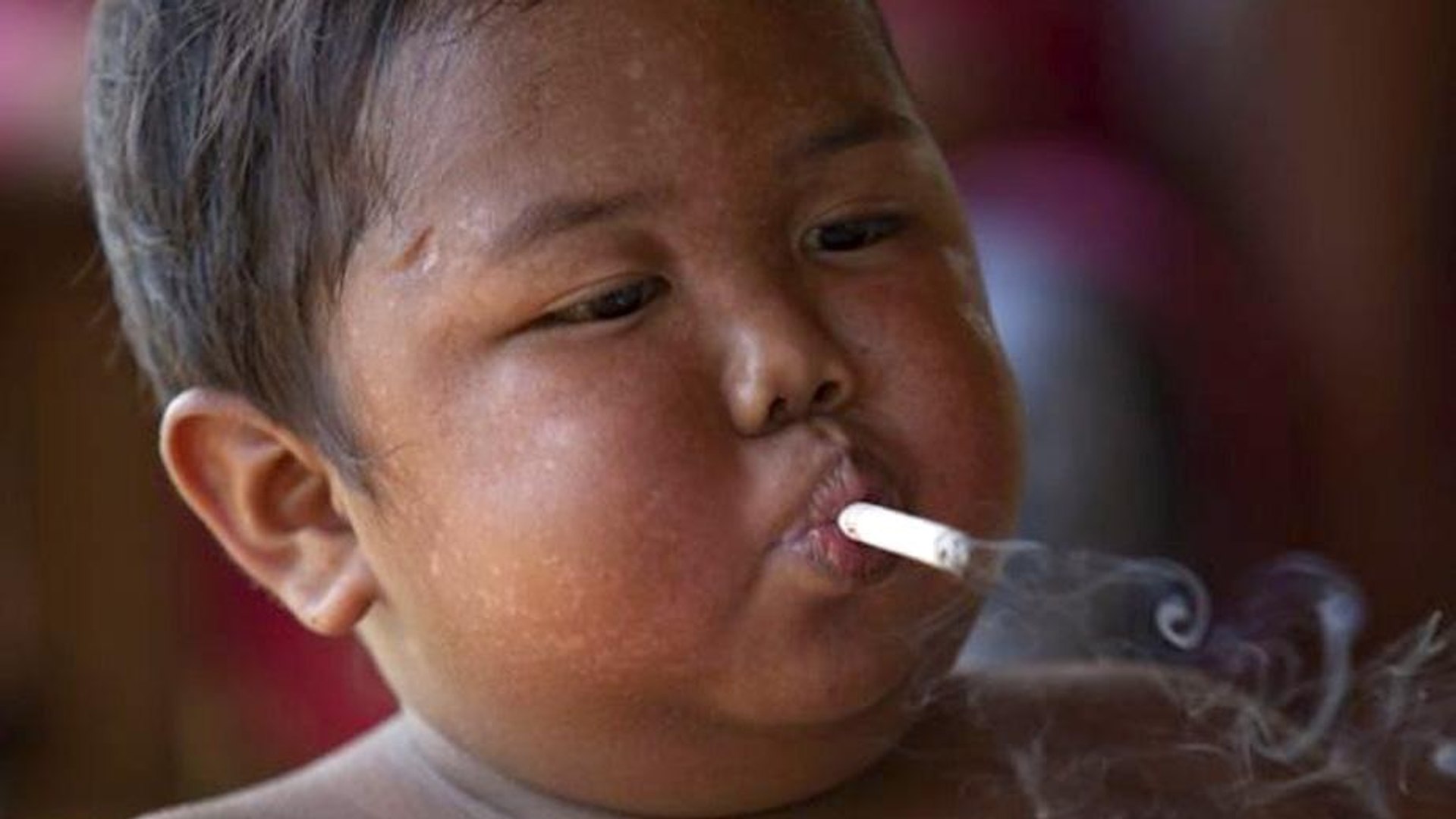 Indonesie Voila Ce Qu Est Devenu Le Petit Bebe Fumeur Video Dailymotion