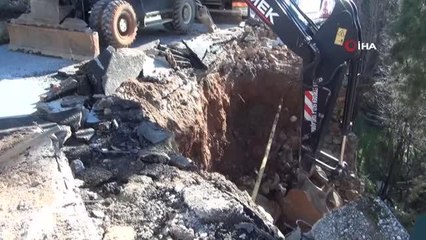 Son dakika: Yağışlar sonrası yolun bir bölümü çöktü