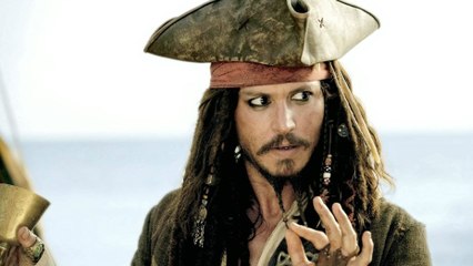 Johnny Depp débarque à Disneyland... en Jack Sparrow !