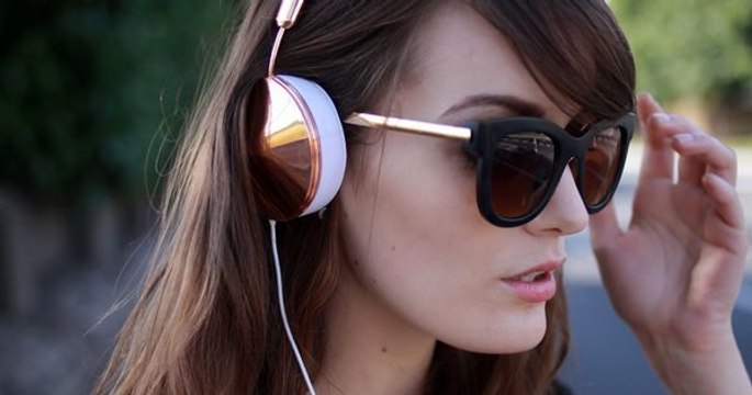 Cheveux : votre casque audio serait le responsable de vos cheveux abîmés