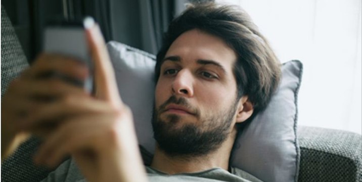 Quand un mec te ghoste , sache que certains continuent quand même à scruter et liker tes réseaux sociaux !