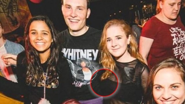 Vous ne remarquez rien sur cette photo ? Regardez mieux le bras de cette jeune fille !