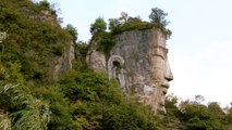 Guiyang (Chine) : un Bouddha de 50m découvert sous la végétation à flanc de montagne