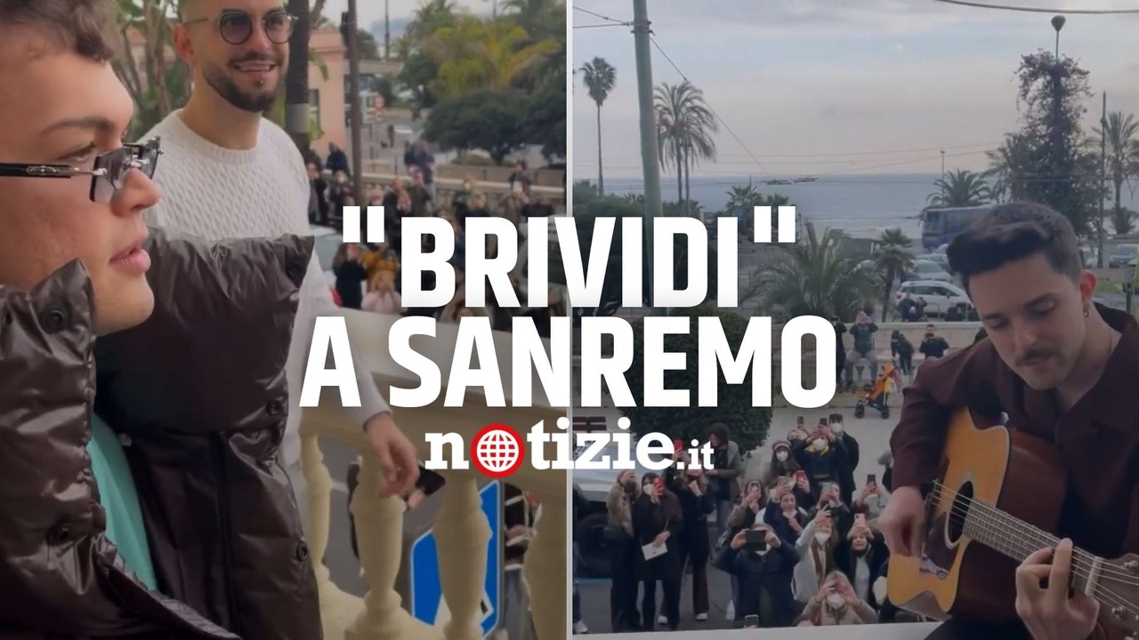 Sanremo 2022, Mahmood e Blanco cantano "Brividi" live dal balcone dell'albergo: fan in delirio