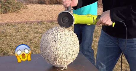 Un homme et son fils scient une boule de caoutchouc...et ça fait le buzz!