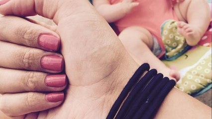Porter 5 élastiques au poignet : l'astuce incroyable d'une maman pour garder son calme