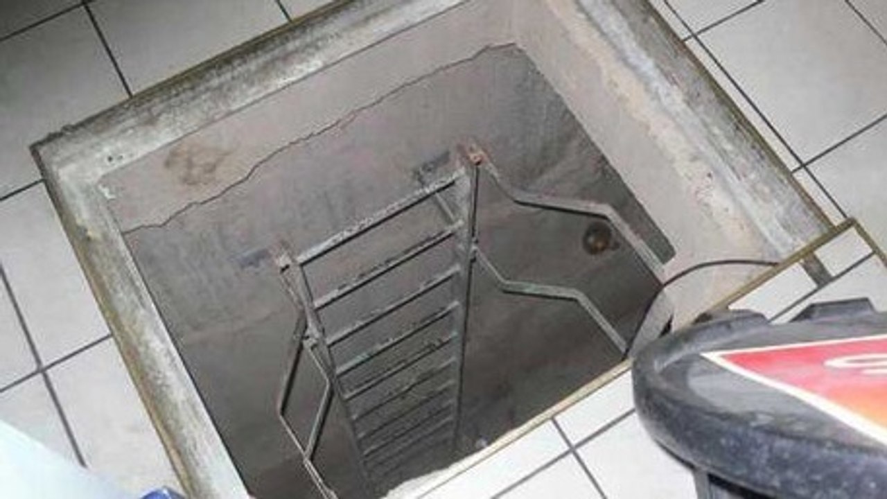 Des employés découvrent une trappe secrète dans un centre commercial et ce qu'il ont trouvé en bas est à peine croyable