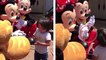 Disneyland : Mickey et Minnie parlent le langage des signes avec ce petit garçon de 2 ans