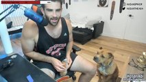 Twitch : il mange la nourriture de son chien et trouve ça excellent !