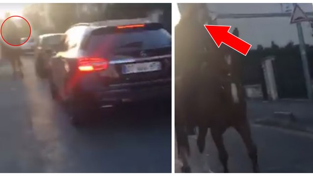 Un automobiliste filme un homme qui se balade à cheval au milieu de la route