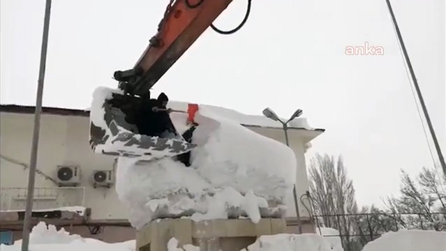 Ovacık’ta kar altında kalan Atatürk büstü temizlendi!