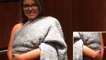 Cette jeune femme cache un chien sous sa couverture pour l'apporter à sa grand-mère hospitalisée