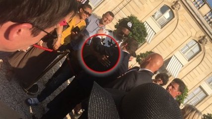 Emmanuel Macron : un homme le prend à partie dans la cour de l'Elysée