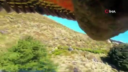 Papağan çaldığı kamera ile uçuşunu filme aldı