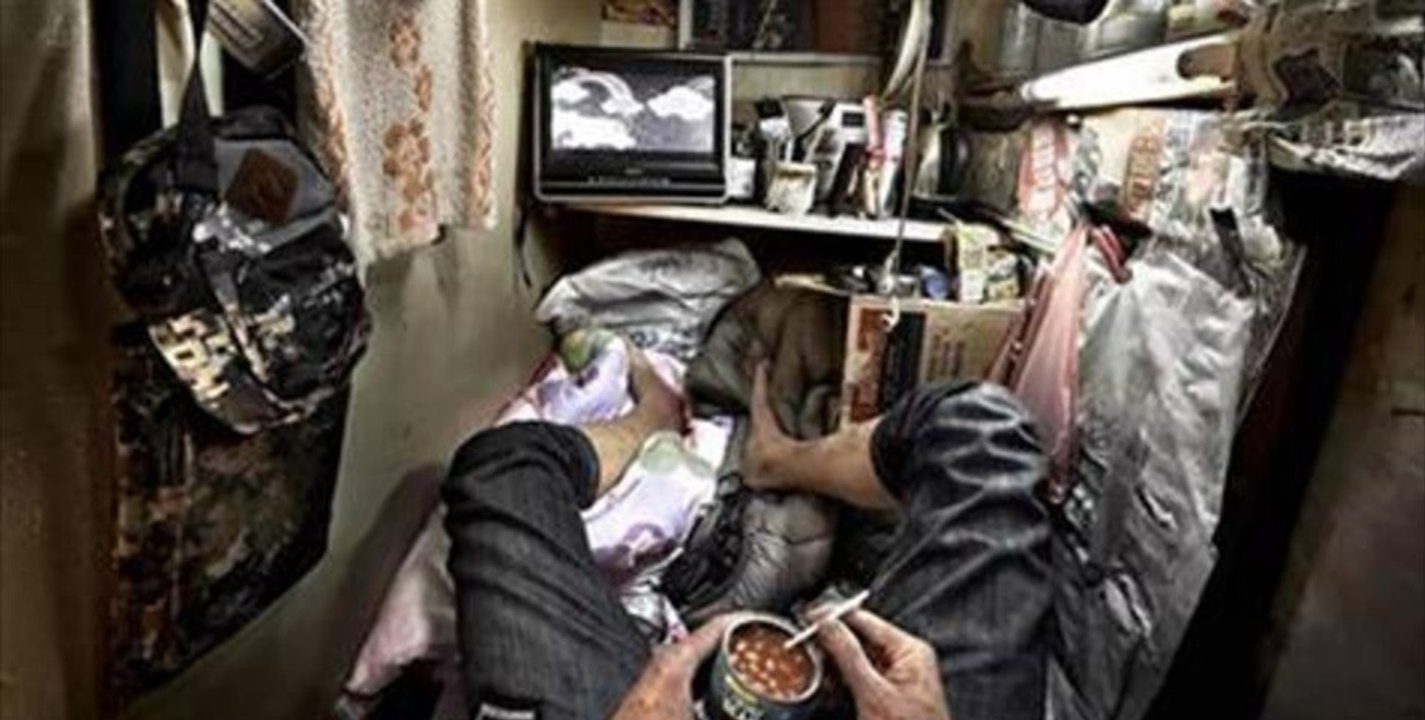 Hong Kong: un photographe dévoile la réalité des minuscules habitations de la ville la plus chère du monde !