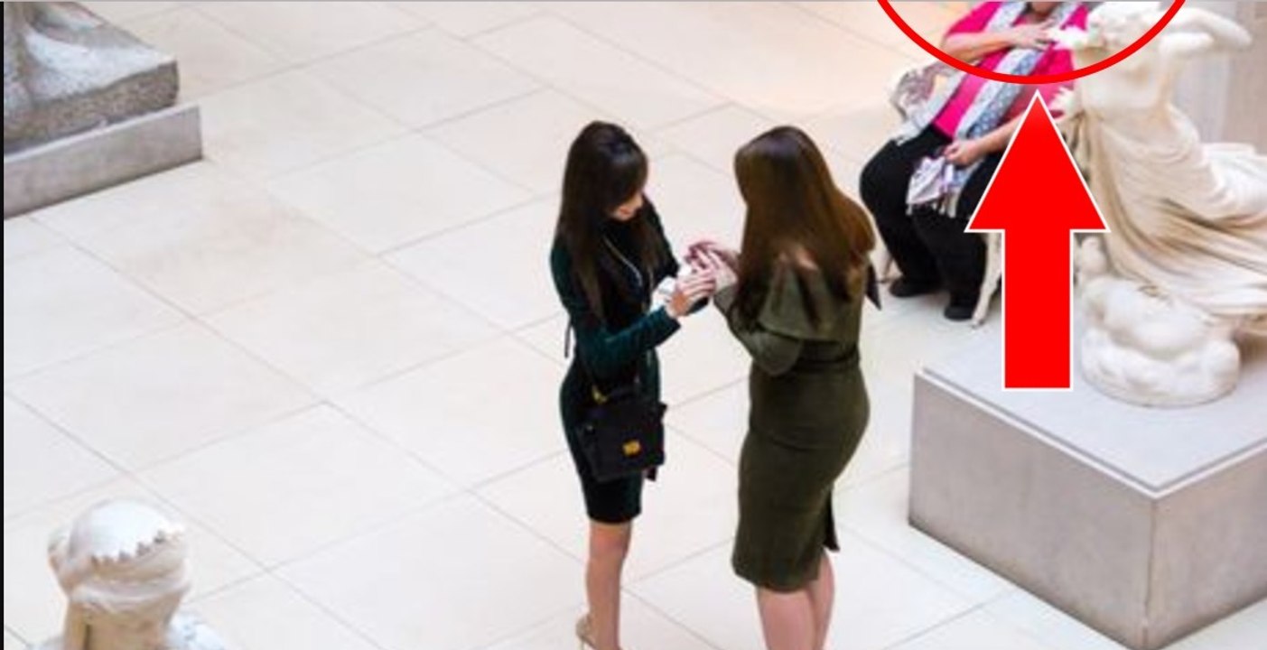 Jessica Rodrigue demande sa copine en mariage. Elle ne s'attendait pas à la réaction de la dame en arrière-plan...