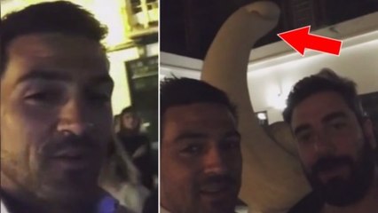 Jean-Pascal Lacoste fête ses retrouvailles avec un ancien de la Star Ac' devant une statue bien étrange