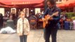Une fillette rejoint ce musicien de rue. Sa voix va vous donner la chair de poule !