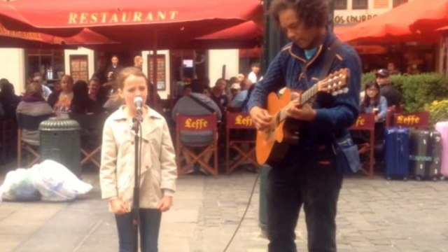 Une fillette rejoint ce musicien de rue. Sa voix va vous donner la chair de poule !