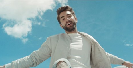 Kendji Girac dévoile son nouveau style avec sa nouvelle coupe de cheveux très courte !