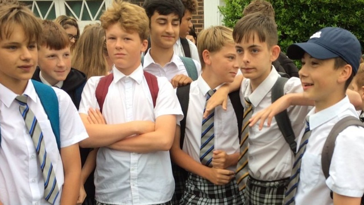 Angleterre : un groupe d'adolescents se rend au collège en jupe pour faire changer le règlement intérieur