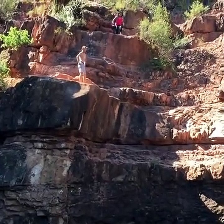 Une fille rate son grand saut depuis une falaise