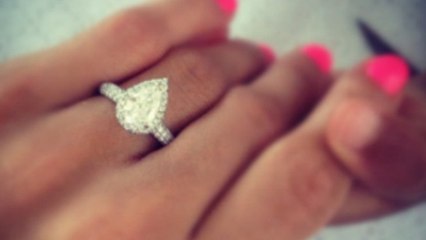 Porter une fausse bague de fiançailles est devenu la "mode". Et la raison fait flipper !