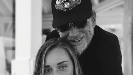 Johnny Hallyday présente sa petite fille, Emma Smet