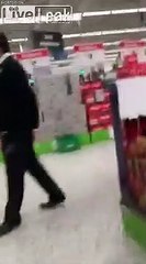 Video herunterladen: Cette voleuse a caché beaucoup de choses sous sa robe au supermarché