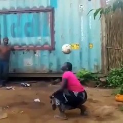 Cette maman africaine joue au foot mieux que Messi