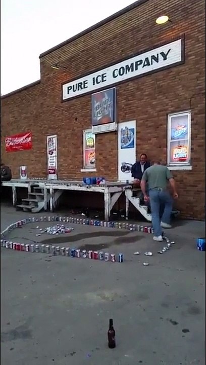 Il écrase 300 canettes de bières à la suite ! Record du monde