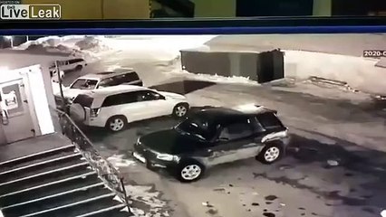 Sortir du parking façon extrême... douloureux pour la voiture