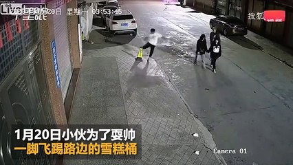 Il met un coup de pied dans un plot en ciment pensant qu'il était en plastique... douloureux