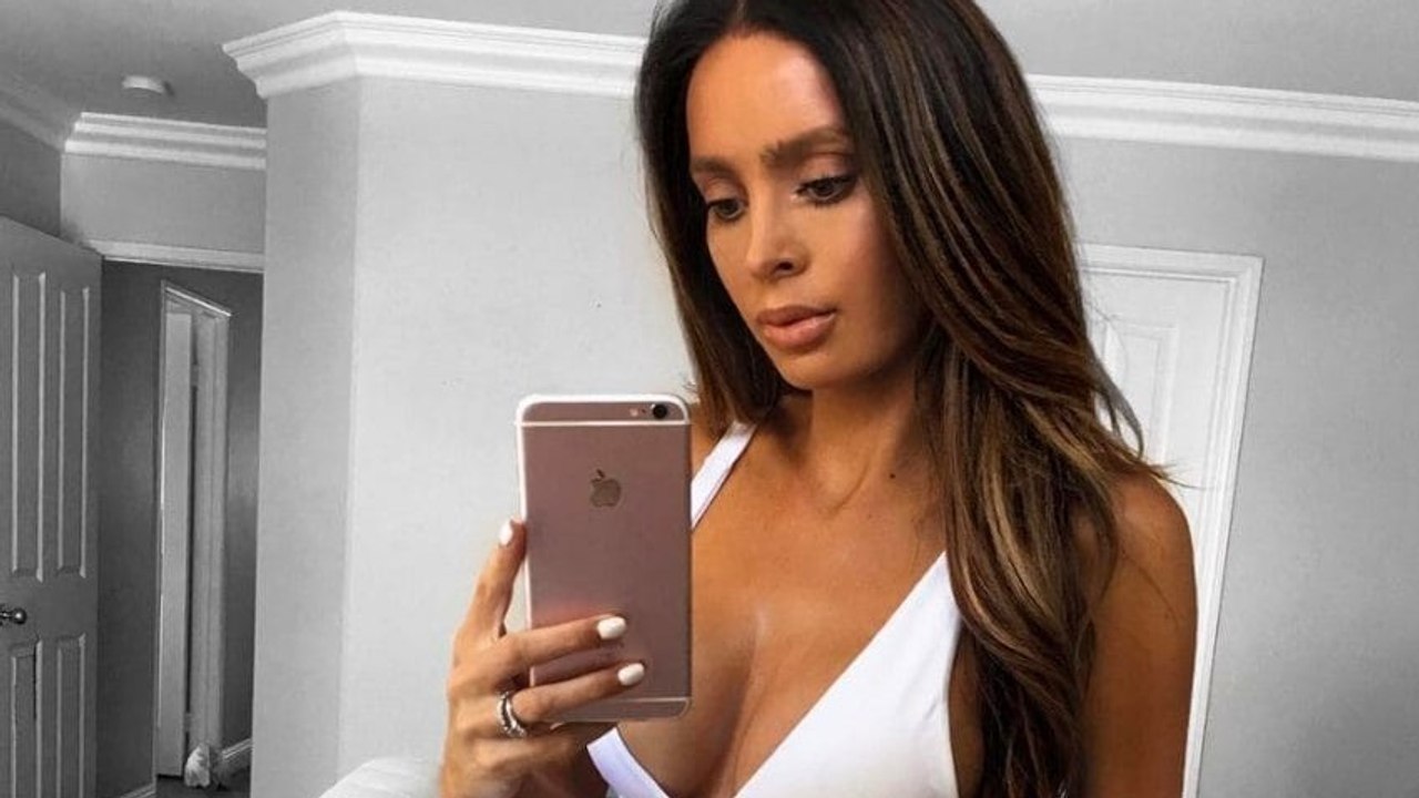 Enceinte de quelques mois, elle poste une photo de son ventre sur le web mais un curieux détail n'échappe pas aux internautes...