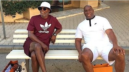 La photo de ces 2 "migrants" avec plusieurs sacs de luxe révolte de nombreux internautes