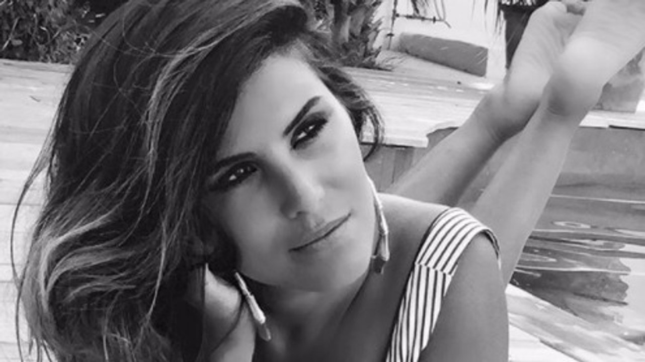 Karine Ferri : sa photo avec un maxi décolleté au bord de la piscine affole ses fans !