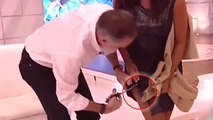 Canal Sur : un présentateur télé déchire la robe de sa collègue en plein direct à coups de ciseaux
