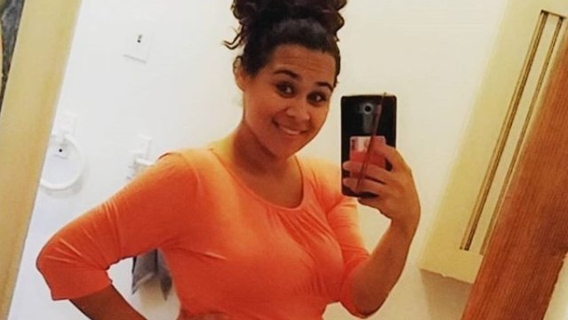 Cette femme met son bébé au monde alors qu'il est encore dans sa poche amniotique