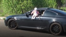 Ce cascadeur russe tient son bébé par la fenêtre de sa voiture avant d’accélérer... pour faire le buzz !
