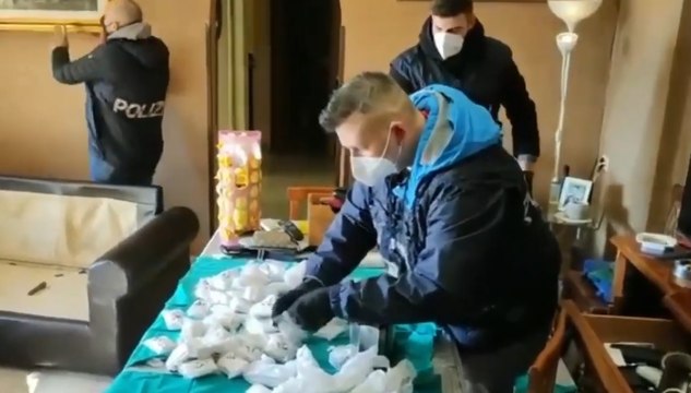 Roma - Blitz antidroga in un appartamento di Tor Bella Monaca: 6 arresti (04.02.22)