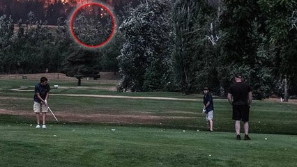 En pleine partie de golf, ils regardent le ciel et se rendent compte de la catastrophe !