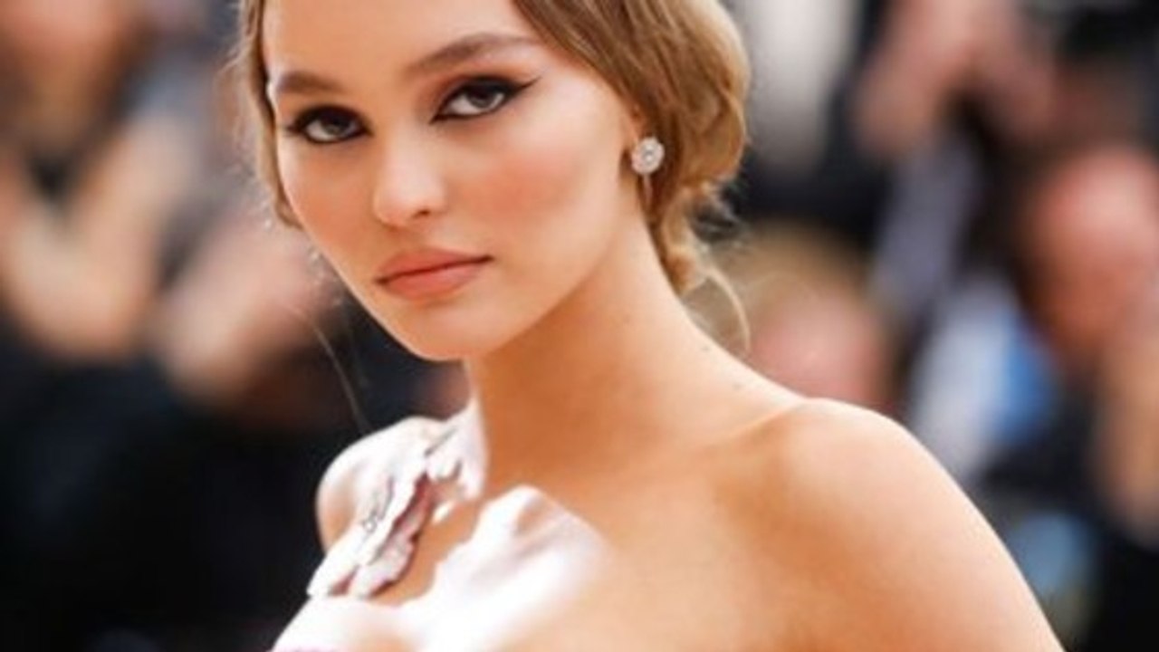 Lily Rose Depp s'affiche sans soutien-gorge sur...