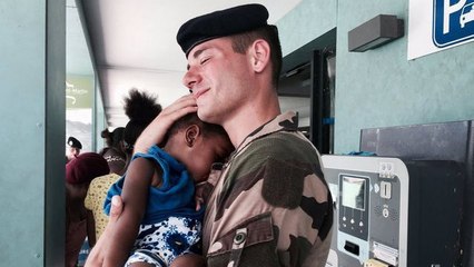 Ouragan Irma : cette photo d'un militaire avec une petite fille dans les bras fait polémique