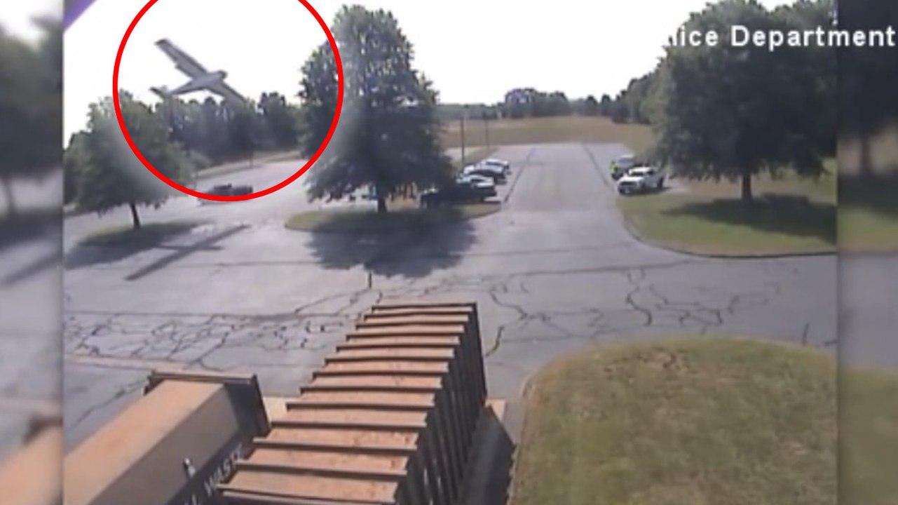 Le crash impressionnant d'un avion sur un parking aux Etats-Unis