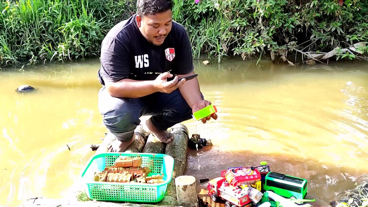 Di Balik Layar Membersihkan Mainan, Mencari Mainan Mobil Mobilan, Membuat Thumbnail Konten Anak-Anak