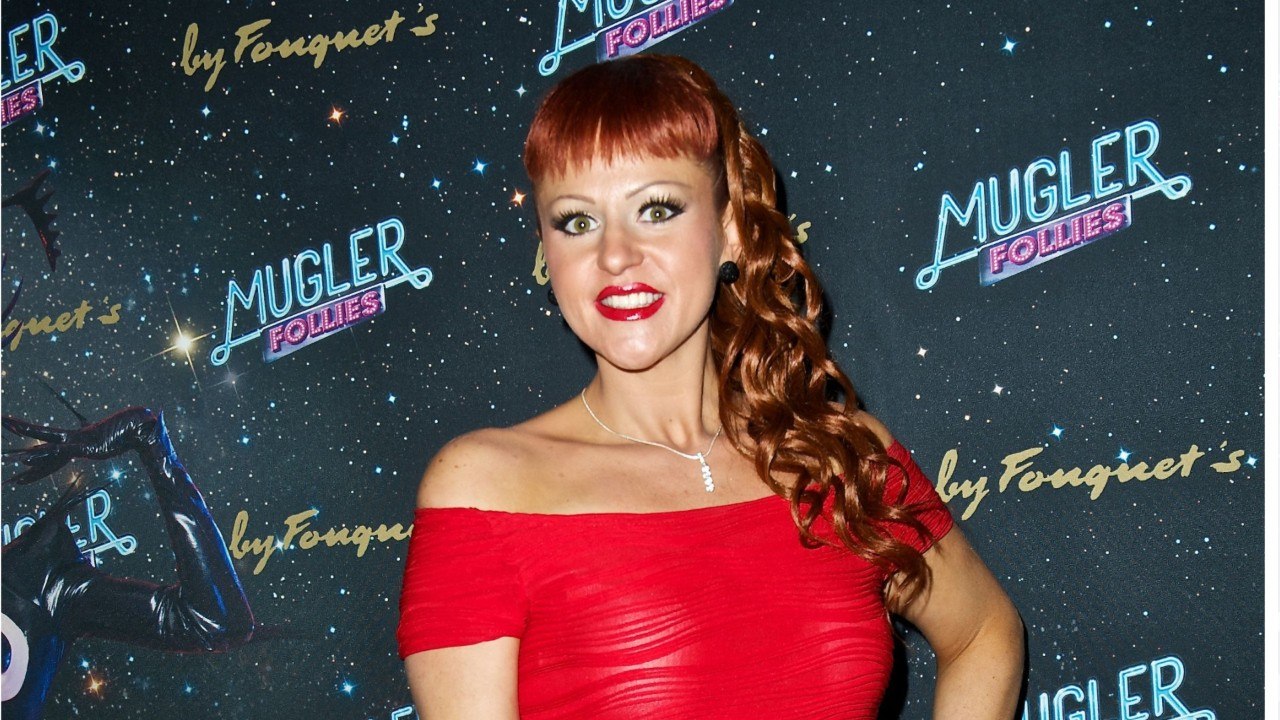 GALA VIDEO - “Il manque une partie de moi” : Cindy Sander, en larmes, revient sur la mort de Thierry Mugler